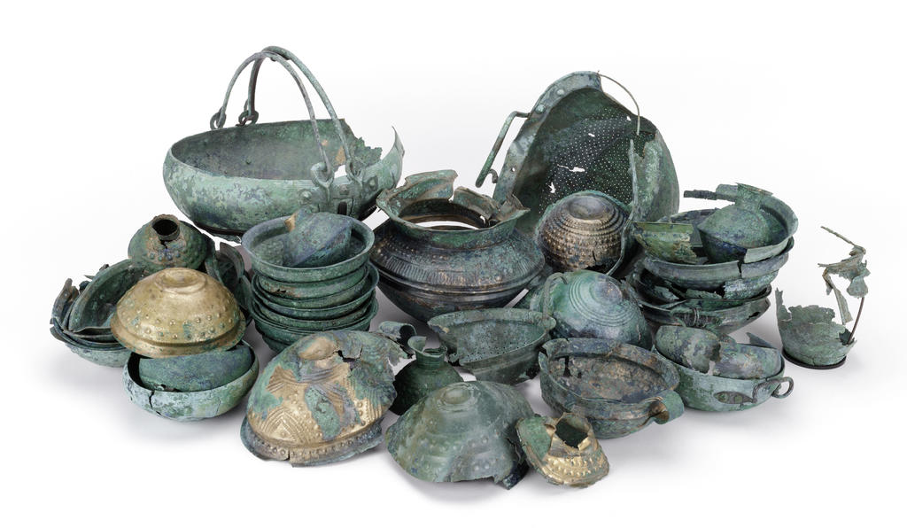 Dépôt de vaisselles en bronze d’Evans (Jura). Bronze final, vers 1000 avant notre ère. Musée archéologique de Lons-le Saunier.