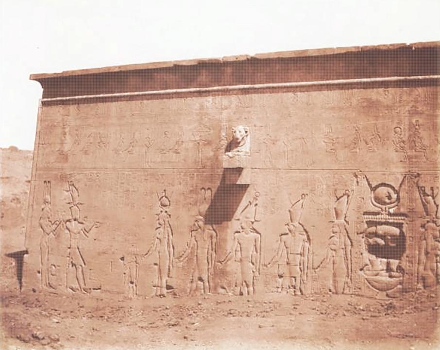 Le mur extérieur du temple de la déesse Hathor à Dendérah fut décoré par Cléopâtre. Elle y est représentée en reine pharaonique, accompagnée de son fils Ptolémée César, dit Césarion, figuré en pharaon. Extrait d’Égypte et Nubie, Sites et monuments par Félix Teynard. Reproduction partielle d’une photographie de 1858. Bibliothèque nationale de France. 
