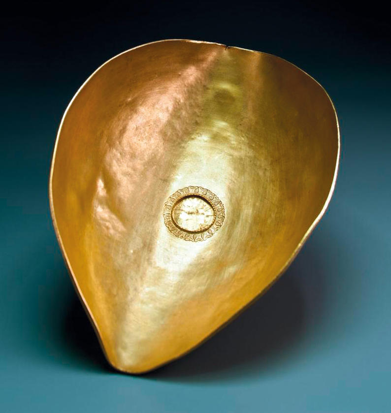 Trésor de Lava : plat à sacrifices en or massif de 879 g, retrouvé en 2010 par la police.