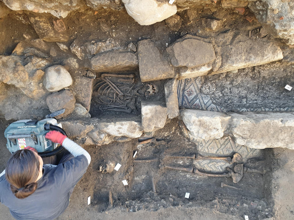 Dégagement de sépultures médiévales et modernes découvertes sur une mosaïque antique dans le cloître de l’abbaye (sous la direction de Louis Lopeteguy, université de Bordeaux Montaigne/Hadès).