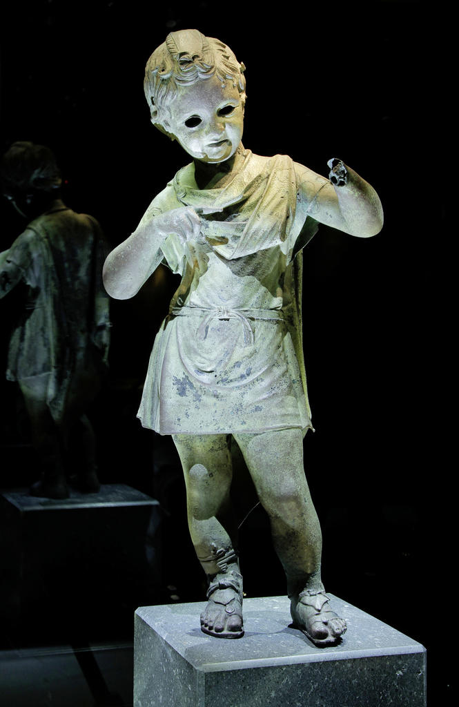 Statue d’un prince ptolémaïque, peut-être Césarion, époque ptolémaïque ou romaine. Ier siècle avant notre ère – Ier siècle de notre ère. Bronze. Propriété du Drassm, déposée au musée de l’Éphèbe & d’archéologie sous-marine d’Agde.