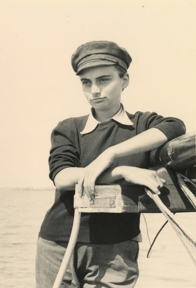 Agnès Varda (1928-2019), Autoportrait sur un bateau, vers 1950. Tirage numérique posthume. Succession Agnès Varda. 