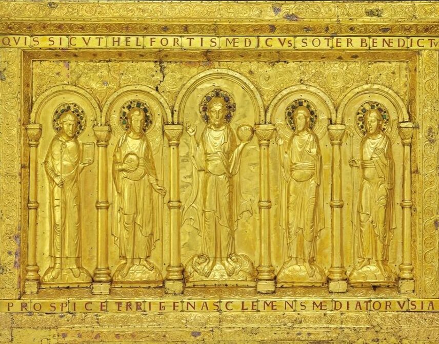 Devant d’autel de la cathédrale de Bâle, 1ᵉʳ quart du XIᵉ siècle. Or et pierreries sur âme de chêne, 120 x 177,5 x 13 cm.