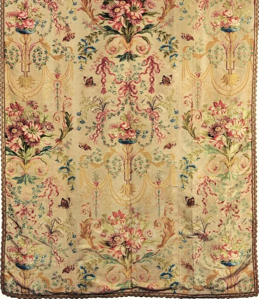 Desfarges, d’après Philippe de Lassalle, élément de tenture de la chambre de Louis XVI au palais de Saint-Cloud, 1786. Lampas broché fond taffetas, 278 x 182 cm. Paris, Mobilier national.