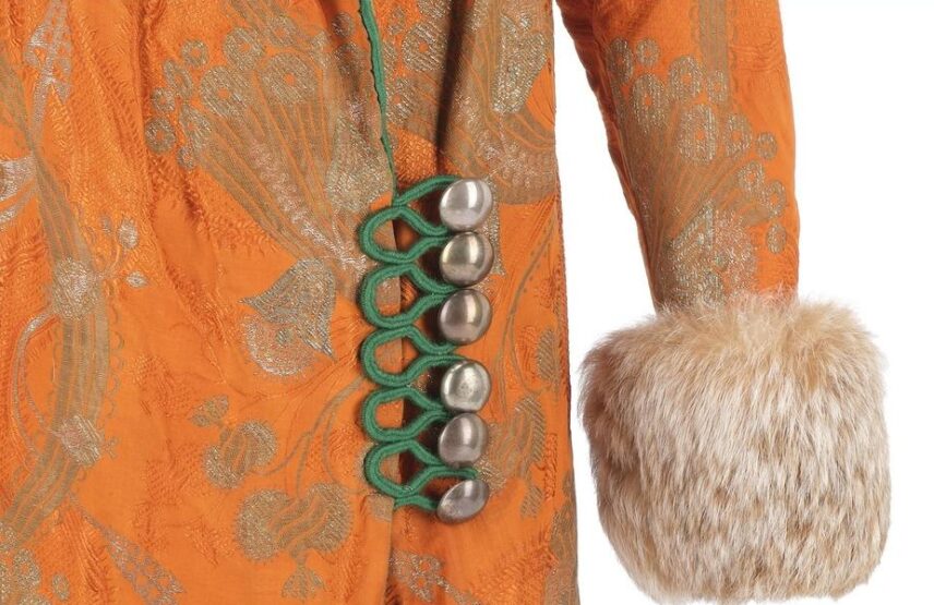 Poiret, Manteau du soir, Paris, vers 1910. Gros de Tours liseré à décor broché de fils doré or et de lames argent, taffetas changeant, passementerie et métal argenté. Paris, musée des Arts décoratifs.