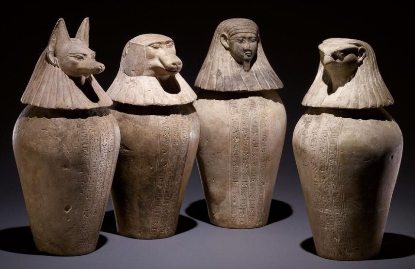 Vases canopes de Djedbastetiuefankh. XXXᵉ dynastie, vers 380-343 avant notre ère, EA 22374, 22375, 22376 et 22377.