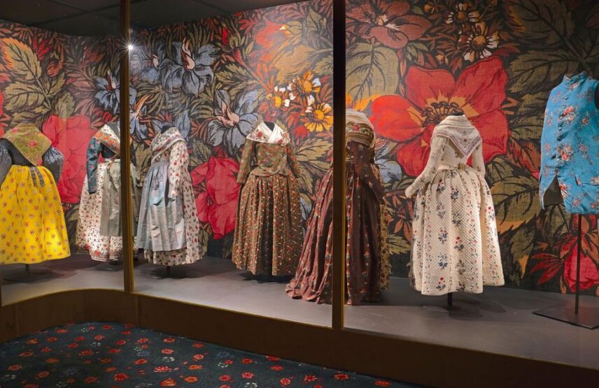 Vue de l’exposition, section consacrée aux fleurs imprimées.