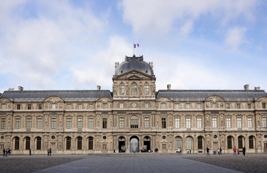 Le pavillon de l’Horloge élevé en 1639 domine l’aile ouest de la Cour carrée de ses quatre couples de cariatides, oeuvres de Jacques Sarazin, Gilles Guérin et Philippe De Buyster.