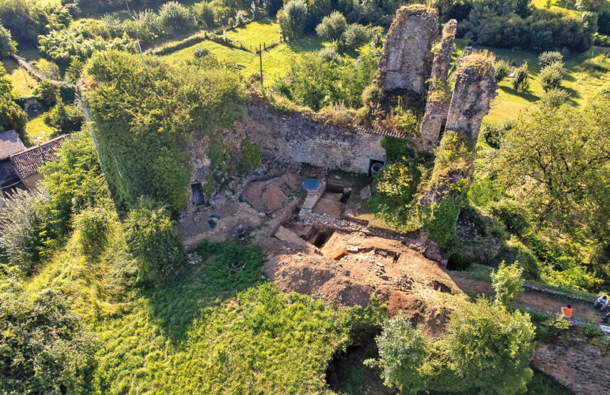Vue aérienne du site de Château-Larcher.