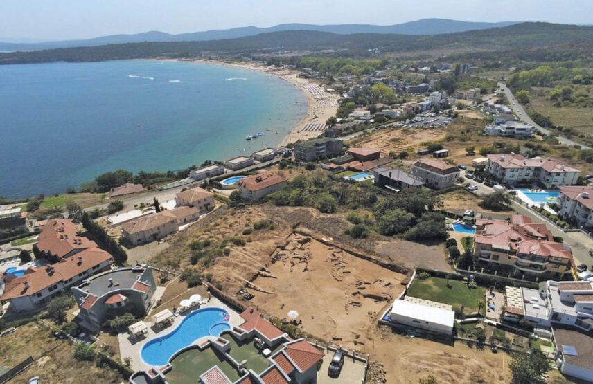 Vue aérienne de la nécropole classique et hellénistique d’Apollonia du Pont. Péninsule de Budjaka, parcelle cadastrale UPI X-8155.