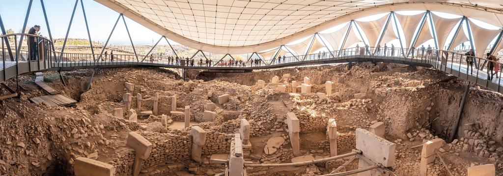 Le site de Göbekli Tepe et sa structure de protection. 