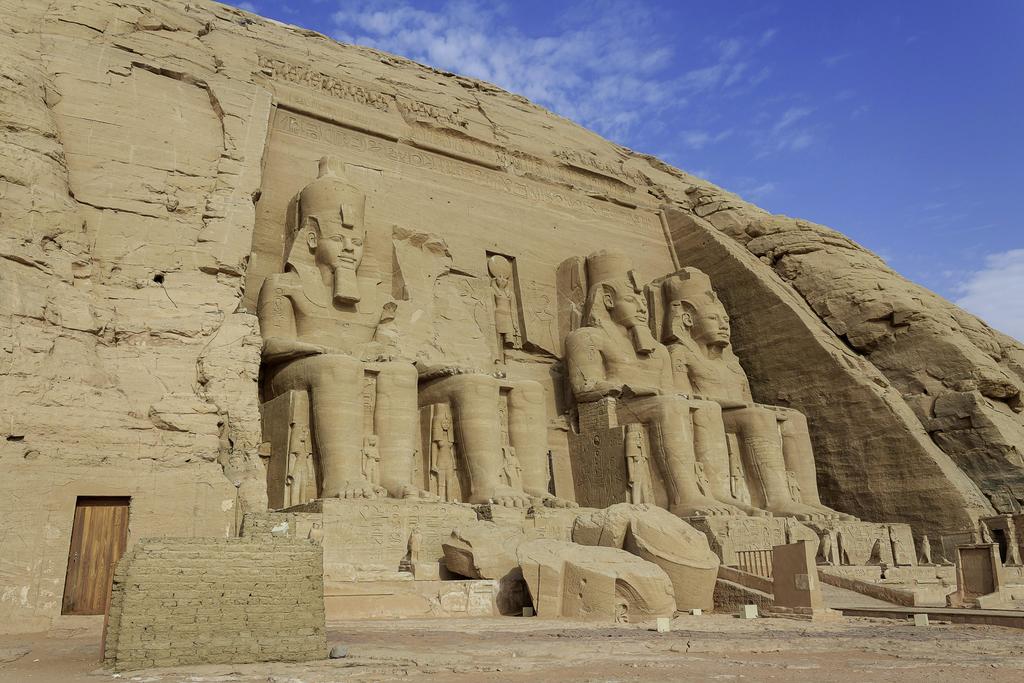 Grand temple de Ramsès II à Abou Simbel entièrement démonté et remonté plus haut sur une colline artificielle.