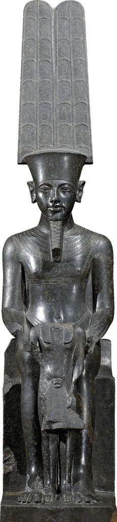 Amon protégeant Toutânkhamon. Diorite. H. : 220 cm. Paris, musée du Louvre.