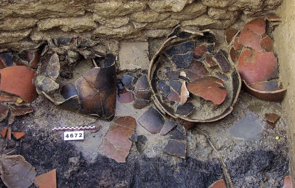 Amphores étrusques déposées dans le couloir et écrasées sur place lors de la destruction d’un édifice commercial étrusque de l’agglomération côtière de Lattes (Hérault) dans la première moitié du Vᵉ siècle avant notre ère.