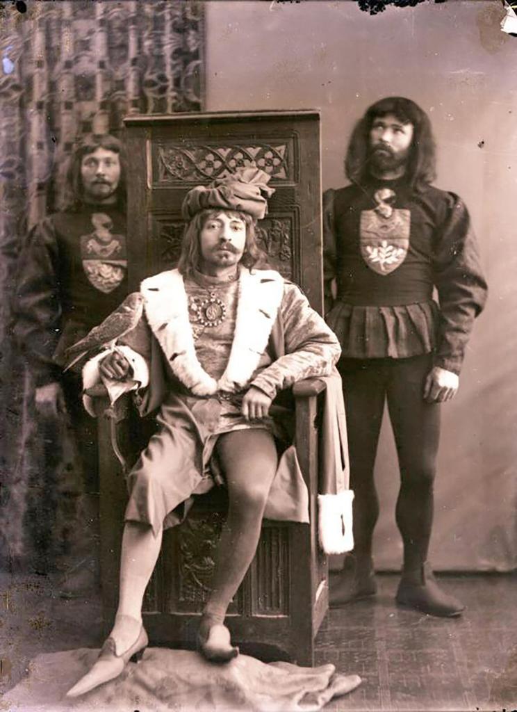 Anonyme, Pierre Loti costumé en seigneur du temps lors du dîner Louis XI, 1888.