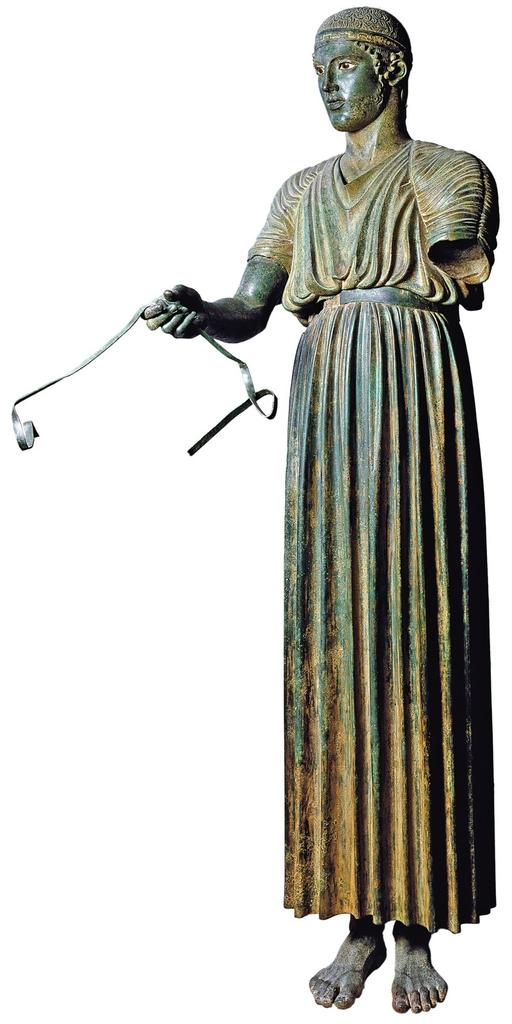 L’Aurige de Delphes. Bronze, vers 470 avant notre ère, environ 180 cm de haut. Delphes, musée archéologique.