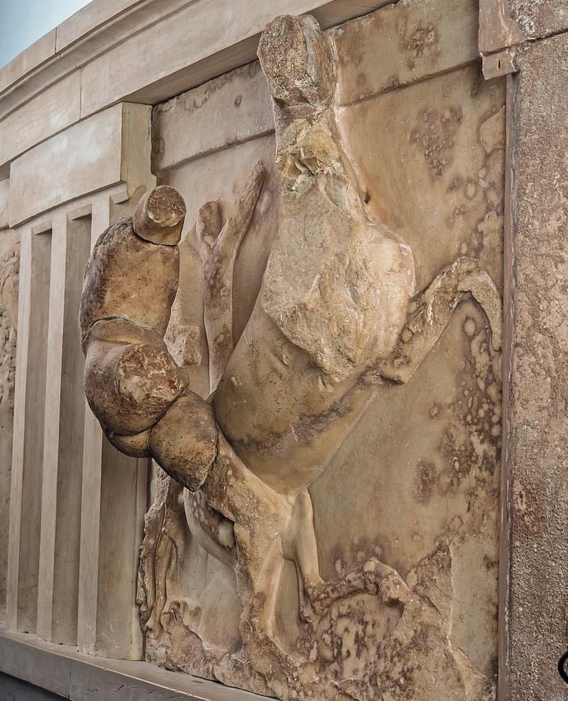 Métope « au cheval cabré ». Vue de trois quarts droit. Delphes, musée archéologique.