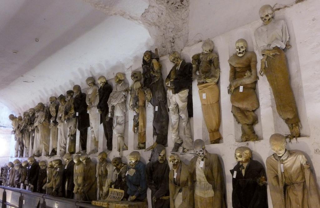 Les catacombes des Capucins à Palerme en Sicile. Y sont entreposés les corps déshydratés et souvent embaumés, ou traités au vinaigre, des moines et de l’élite palermitaine. Cet usage est en rapport avec la formule chrétienne Memento mori (« souviens-toi que tu vas mourir »). Photo Patrice Cartier.