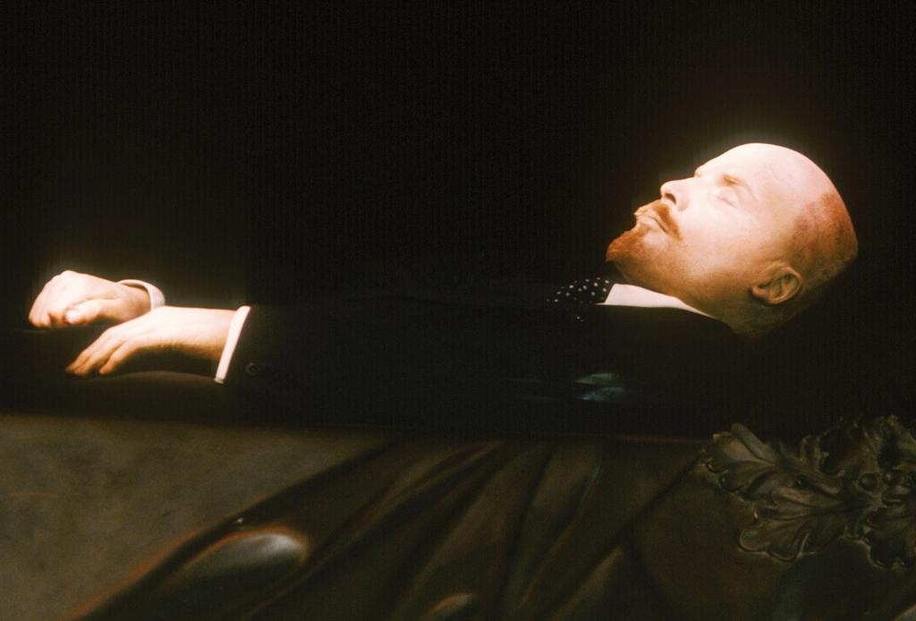 Momie de Lénine. Décédé en 1924, Vladimir Ilitch Oulianov est rapidement embaumé. Sa dépouille, conservée dans un mausolée sur la place Rouge à Moscou, est toujours parfaitement conservée.