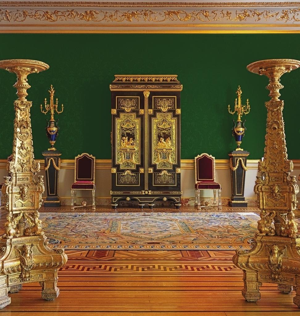 Vue de l'armoire « au char d'Apollon » par André-Charles Boulle (1642-1732) dans l'exposition des frères Kugel.