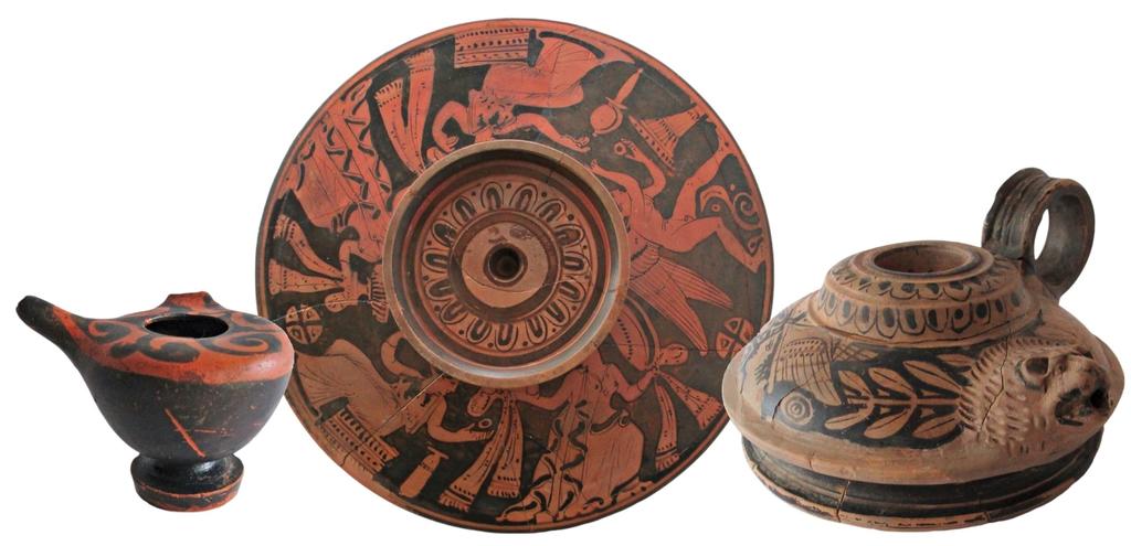 Askos, askos-guttus et couvercle de lékané à figures rouges. 