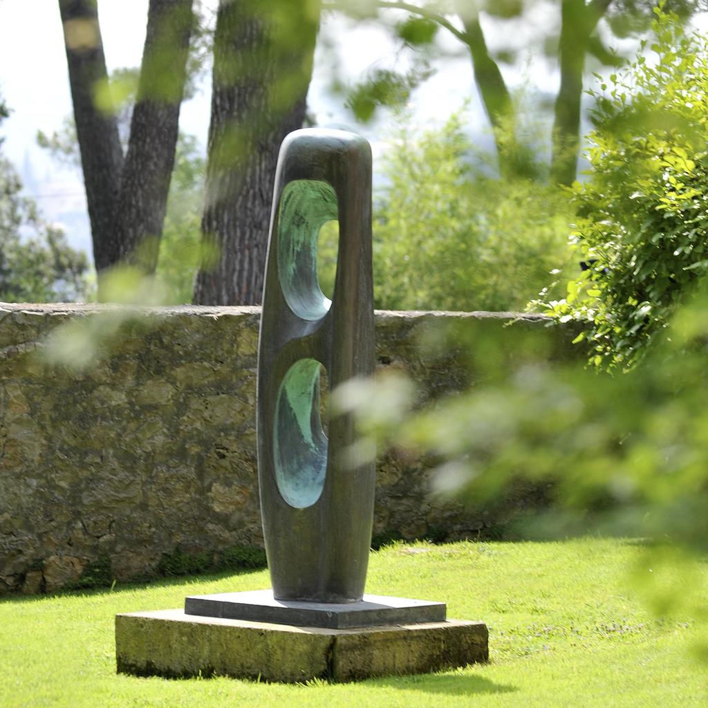 Barbara Hepworth (1903-1975), Figure (Walnut), 1964. Collection de la Fondation Maeght. Photo Claude Germain. Sculpture offerte à la Fondation Maeght en 1967 par l’artiste.