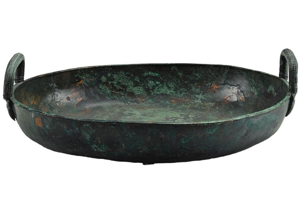 Bassin à anses d’Étrurie tyrrhénienne centrale (Vulci), vers 500 avant notre ère. Bronze. Tombe princière de Vix, Châtillon-sur-Seine, musée du Pays Châtillonnais - Trésor de Vix. 