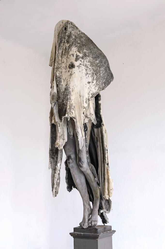 Berlinde De Bruyckere, Arcangelo III (San Giorgio), 2023-2024. Cire, poils d’animaux, silicone, fer, époxy. Courtesy Hauser & Wirth.