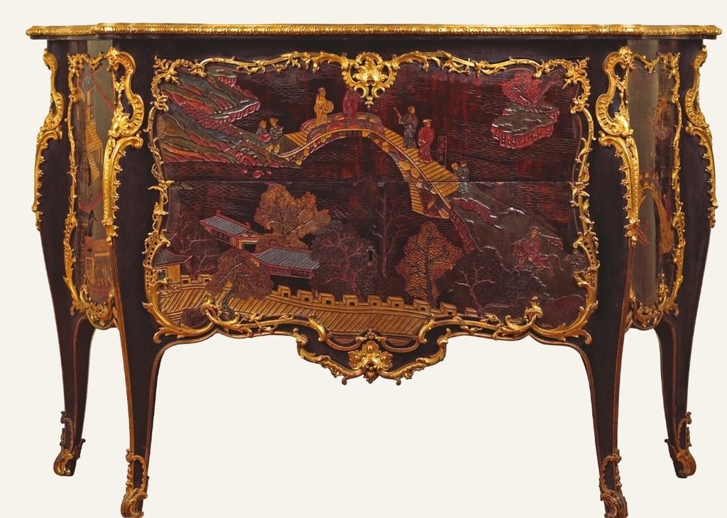 Bernard II van Risamburgh (1705-1766), commode de forme galbée en laque de Coromandel, vers 1730. Chêne, sapin, noyer, laque de Coromandel, bronze ciselé et doré, 82,5 x 126 x 54,5 cm. Sceaux, musée du Domaine départemental de Sceaux.