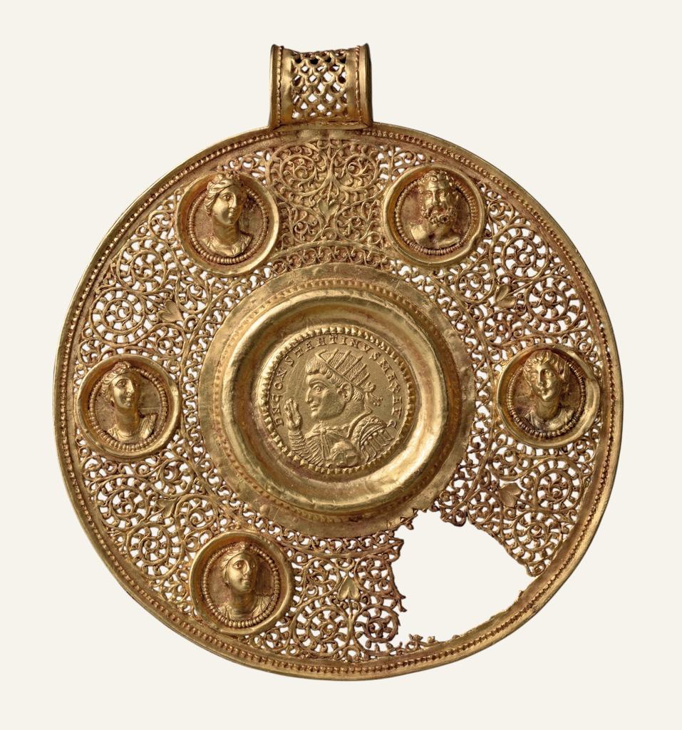 Médaillon orfévré intégrant un solidus de Constantin. Entre 346 et 348. Or, 9,2 cm de diamètre. Provenance : Cyrénaïque (Libye). Paris, musée du Louvre, DAGER.