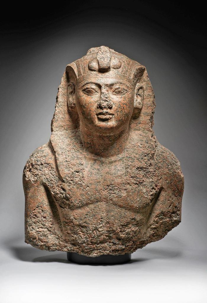 Buste de Ramsès II, deuxième moitié du IIe millénaire avant J.-C. Genève, Fondation Gandur pour l’Art. 