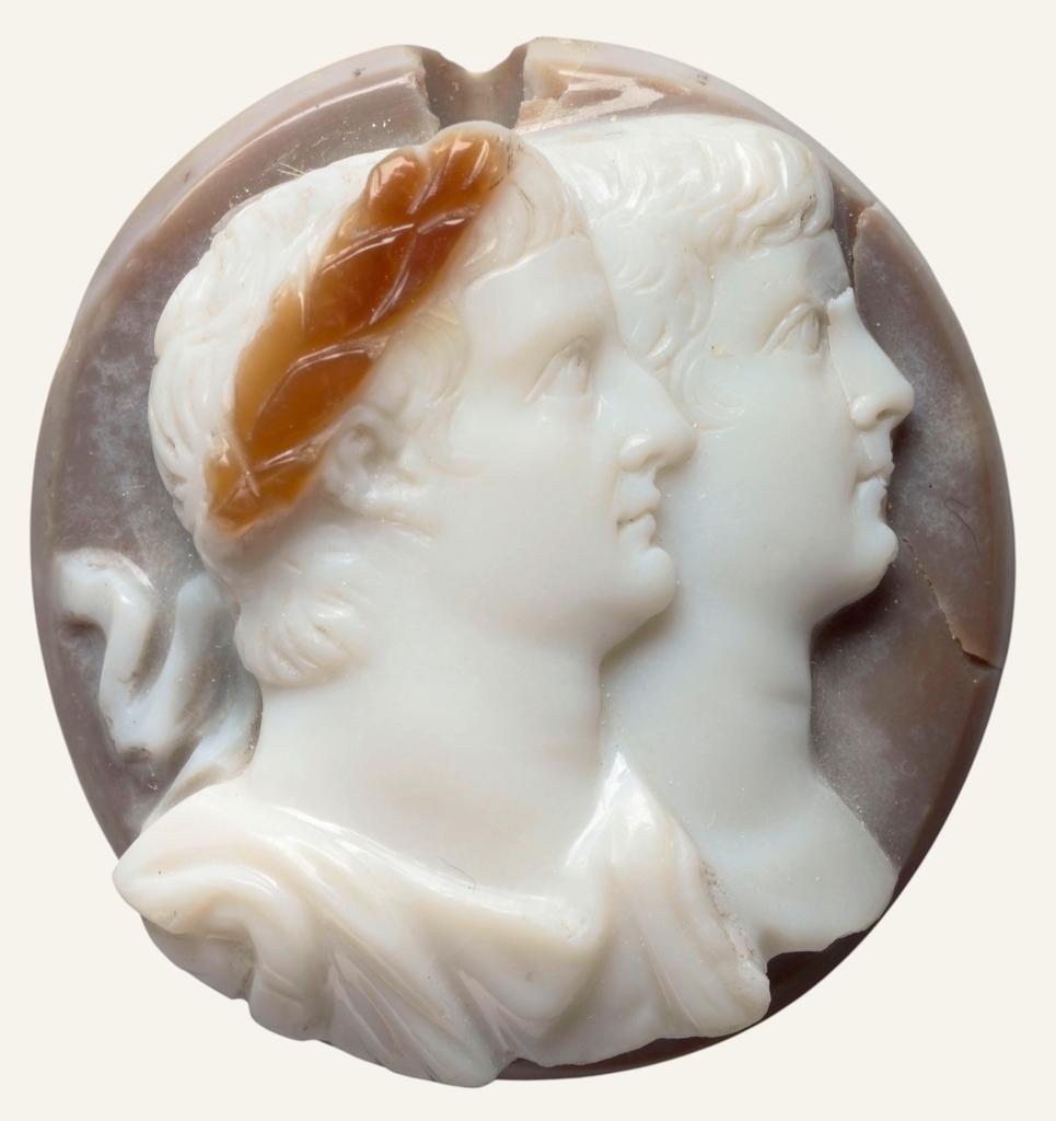 Début du Ier siècle de notre ère. Sardonyx à trois couches, 3 cm de diamètre. Paris, musée du Louvre, DAGER. 