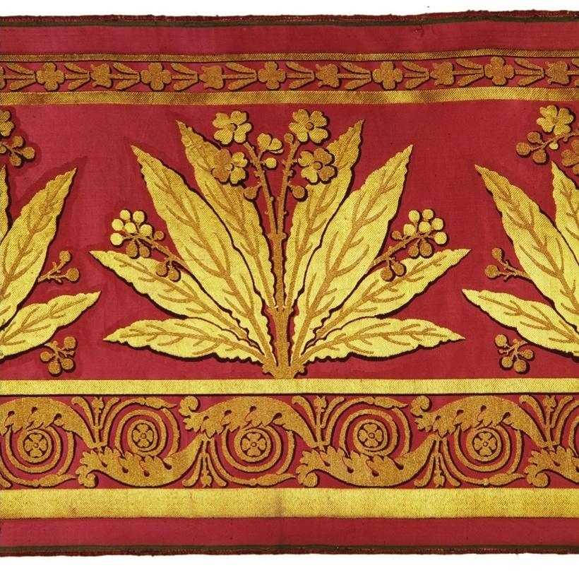 Camille Pernon, bordure tranversale destinée à la bibliothèque du Premier Consul à Saint-Cloud (détail), 1806. Brocart or fond ponceau, 56 x 402 cm. Paris, Mobilier national.