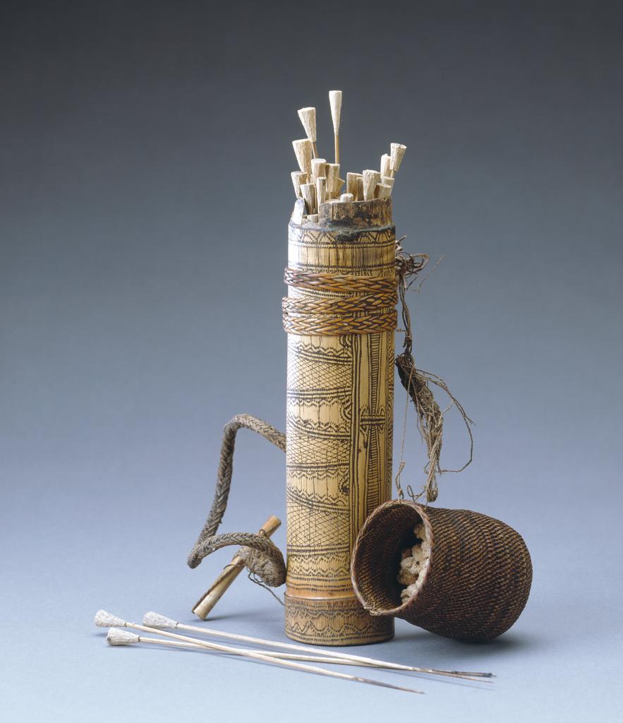 Carquois et flèches donnés par Jacques de Morgan au musée d’Archéologie nationale. Saint-Germain-en-Laye, musée d’Archéologie nationale – Domaine national de Saint-Germain-en-Laye. 