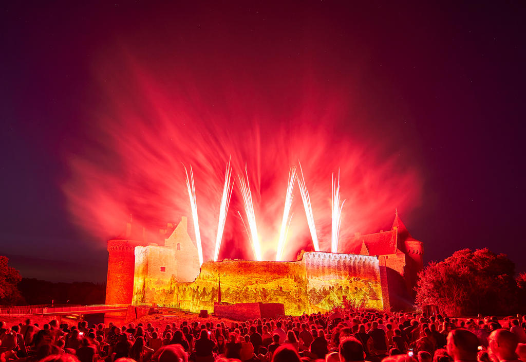 Merlin vous raconte la légende du roi Arthur dans le son et lumière estival du château de Suscinio. 