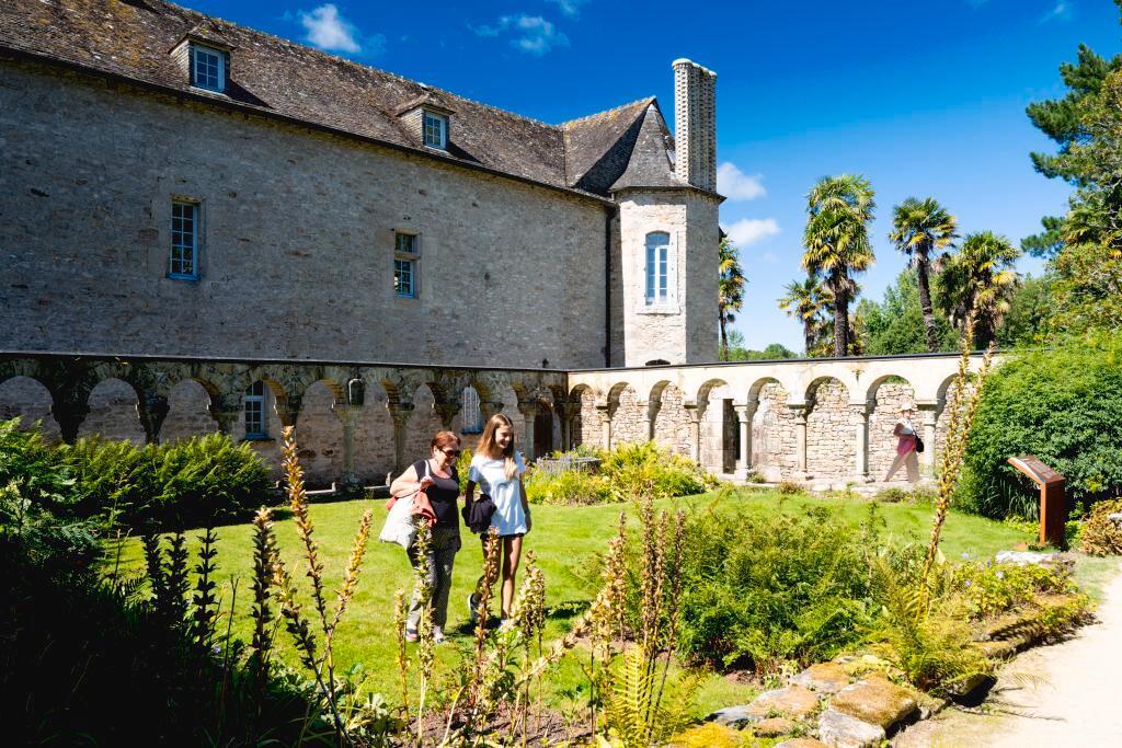 Les vestiges du cloître de l’abbaye de Daoulas.