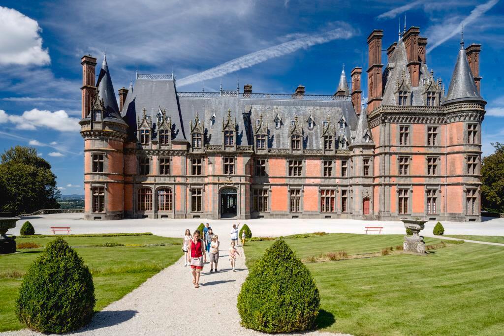 Le château de Trévarez se composait d’une centaine de pièces, dont 13 salles de bain et 4 piscines ; il était doté du chauffage central, du téléphone et d’ascenseurs.