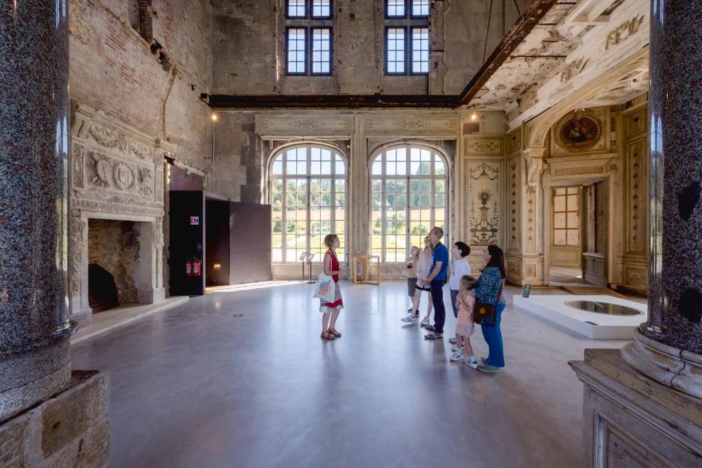 En août 1944, une bombe traverse la toiture ; le grand salon s’effondre et ne sera jamais reconstruit.