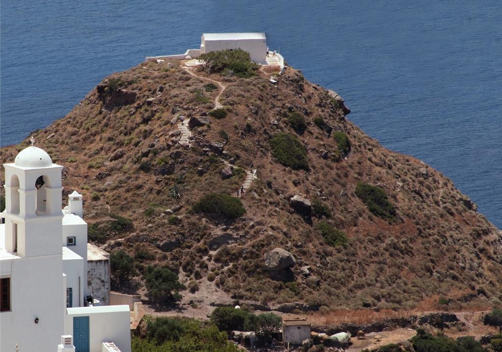 La petite colline du prophète Élie sur l’île de Milo, où a peut-être été découverte la statue. Des blocs antiques, attribués à un temple sur une acropole (idée du lieutenant Leycester en 1852), existent toujours au sommet de la colline et font actuellement l’objet d’une étude minutieuse par une équipe du CNRS (sous la direction de Jean-Charles Moretti).