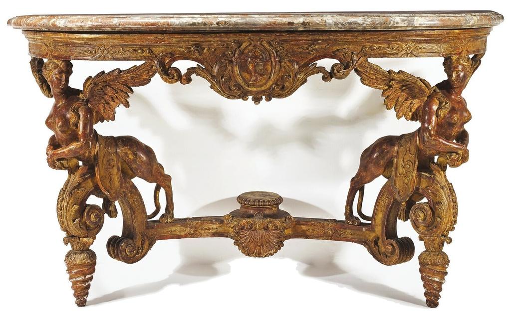 Console d’époque Régence, d’après un modèle de Germain Boffrand, vers 1710-1720. Chêne mouluré, sculpté et doré, dessus de marbre des Flandres, 86 x 149 x 63 cm. Estimé : 60 000/100 000 €.
