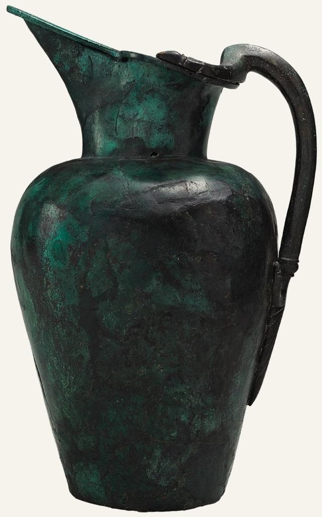 Pièces en bronze étrusques de la tombe princière de Vix : cruche de type Schnabelkanne d’Étrurie tyrrhénienne centrale (Vulci), vers 500 avant notre ère. Châtillon-sur-Seine, musée du Pays Châtillonnais - Trésor de Vix.