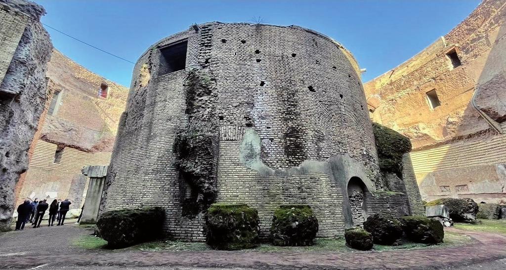 Cylindre central à l’intérieur duquel se trouvent les trois niches où étaient placées les urnes funéraires.