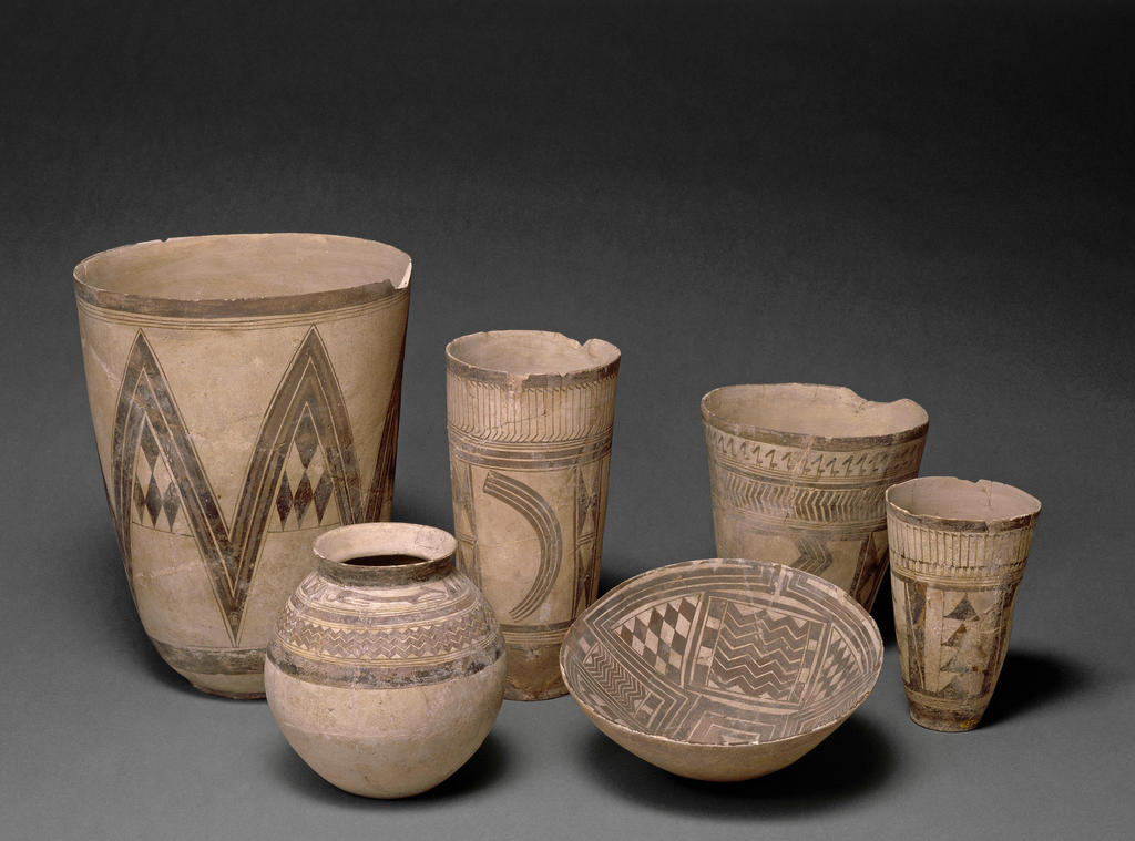 Céramiques de Suse données par Jacques de Morgan au musée d’Archéologie nationale. IVe millénaire avant notre ère. Saint-Germain-en-Laye, musée d’Archéologie nationale – Domaine nationalde Saint‑Germain-en-Laye.