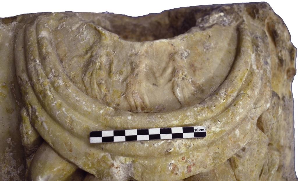 Détail de la représentation des trois femmes se tenant la main, sans doute des Charites. Cette iconographie est unique sur les statues d’Artémis d’Éphèse ; dessous, le collier à trois rangs dépourvu de décor est rare.