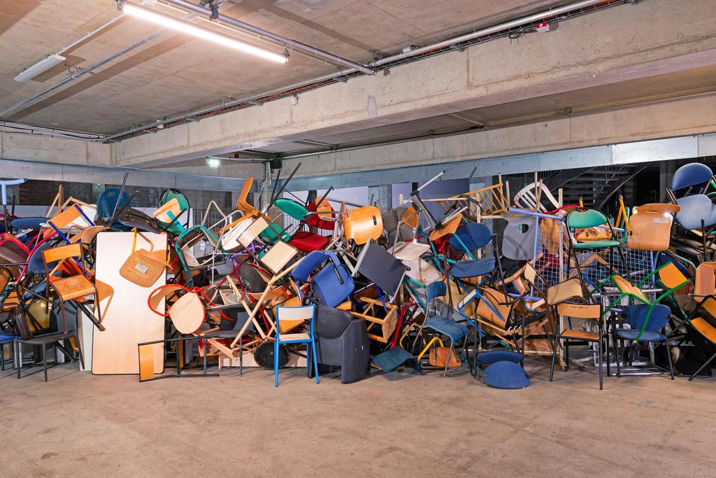 Dominique Mathieu (né en 1970), Barricade, 2007. Accumulation de mobilier d’usage contemporain. Collection du Centre national des arts plastiques.