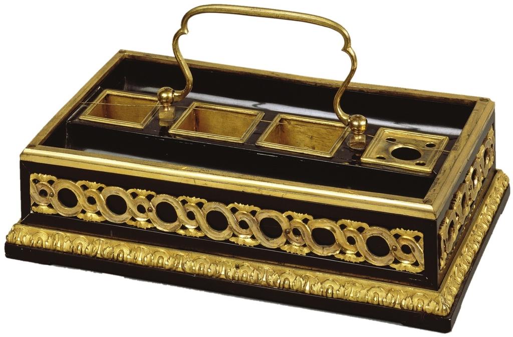 Écritoire. Ébène et bronze doré. Peut-être livrée en 1783 par Jean-Henri Riesener avec le bureau qu’elle accompagnait. Musée national du château de Versailles.