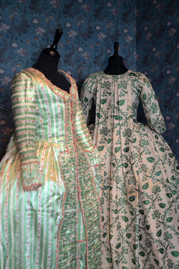 À droite, robe à la française en satin rayé vert et blanc garni de passementerie de soie, vers 1780.