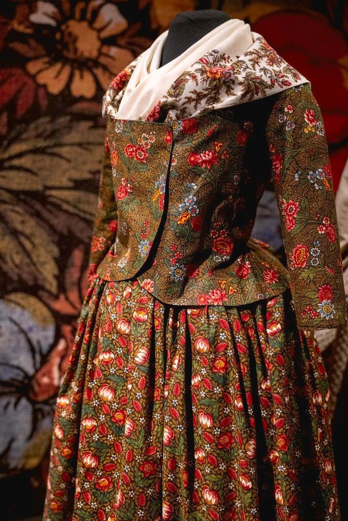 Caraco et jupe imprimés de motifs de fleurs dits « bonnes herbes », Jouy-en-Josas, vers 1795. Coton. Fichu imprimé de bouquets de fleurs des champs, Alsace, vers 1780-1790.