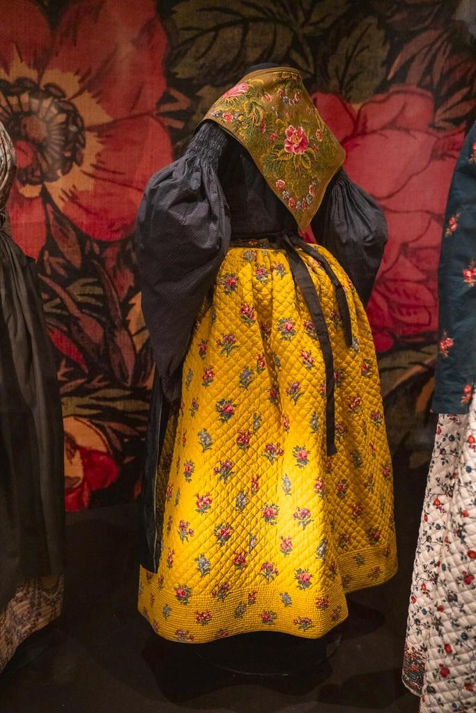 Jupon piqué et boutissé en coton, imprimé de roses, œillets et myosotis.