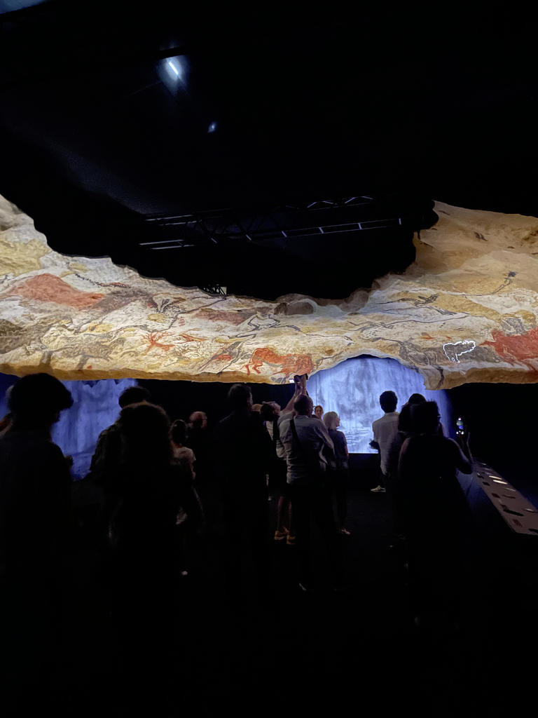 La salle des Taureaux vient jusqu’à vous grâce à la réplique présentée dans « Lascaux, l’exposition internationale », à Bordeaux. 